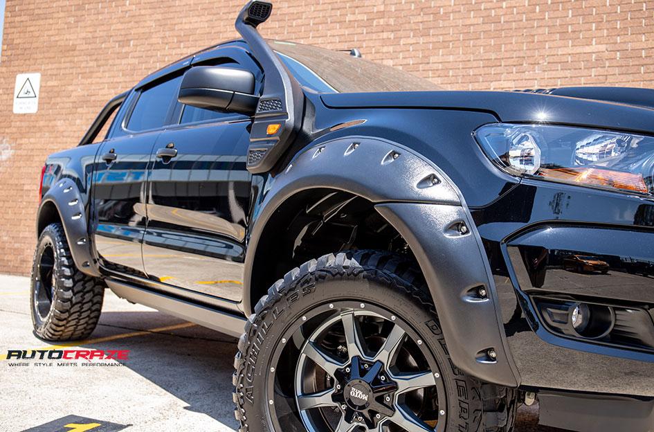 FORD RANGER MO970 GLOSS GREY CENTRE WITH BLACK LIP